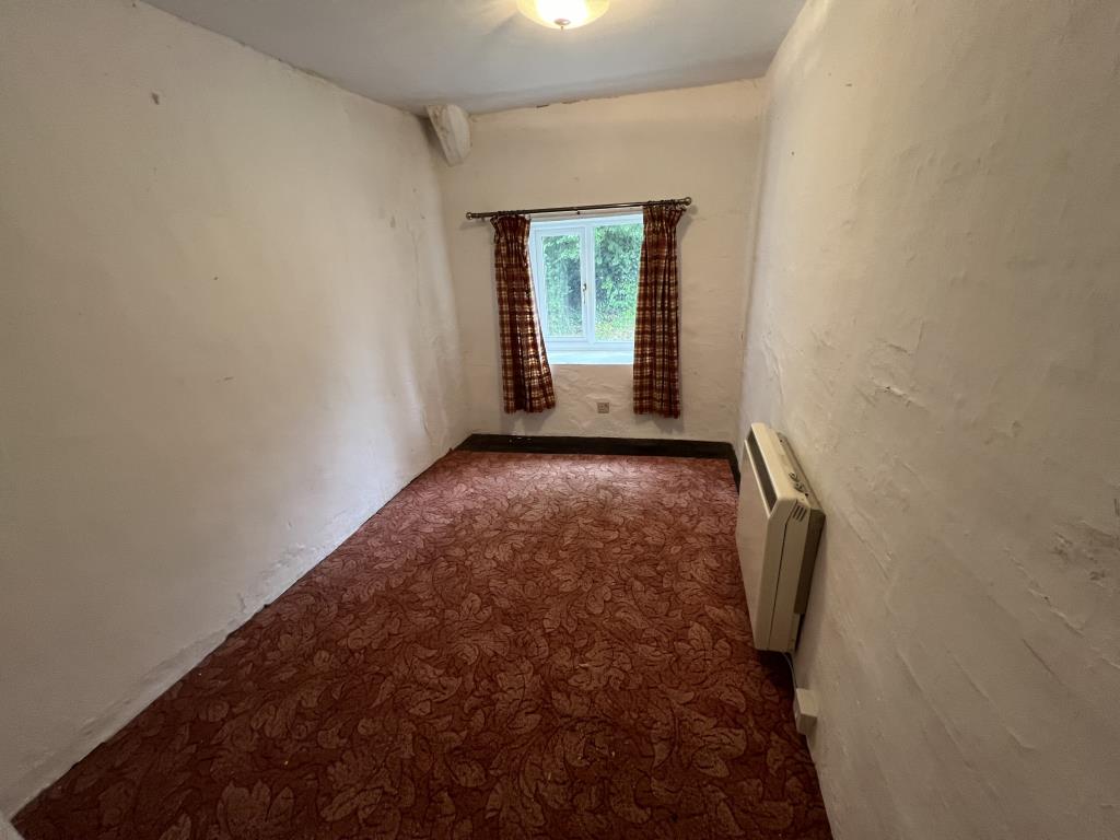 Lot: 115 - COTTAGE FOR REFURBISHMENT WITH LARGE GARDEN AND PARKING, PLUS SEPARATE PADDOCK - General view of bedroom 2